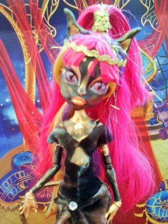 Guedâ Miwt, Magnifique Chat-garou égyptien, beauté envoutante et robe somptueuse, une vrai princesse égyptienne que va faire pâlir de jalousie la belle Cléo 